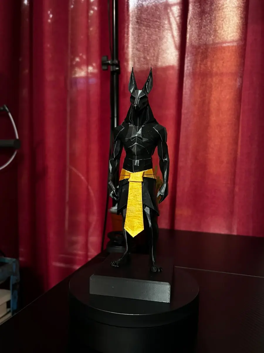 Figura negra de Anubis con detalles dorados impresa en 3D